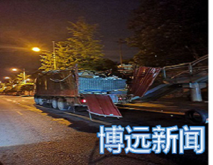 9.6米高欄車撞過限高桿現(xiàn)場(chǎng)慘狀.jpg 9.6米高欄車撞過限高桿現(xiàn)場(chǎng)慘狀.jpg